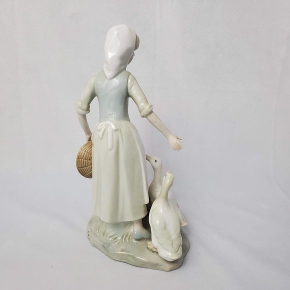 Vintage Ardalt Lenwile Girl Feeding Ducks Porcelain Figure Handpainted #7362 - Picture 3 of 8
